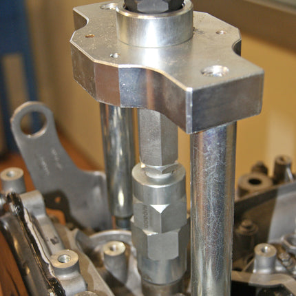 Multi-Stage Injector Puller Kit in use