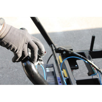 IMAGE SHOWS A HAND USING THE BUTTON ON THE GO1500T TO RAISE OR LOWER THE TABLE